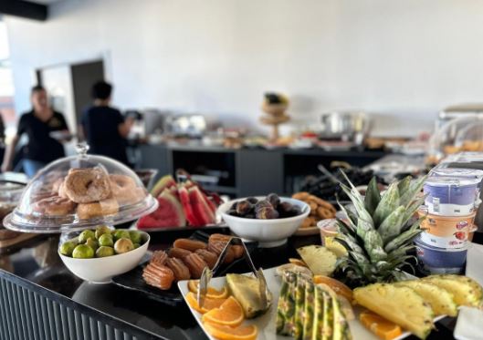 Jón tenger partján, Korfu szigettel szemben, tengerparti új építésű hotel**** 