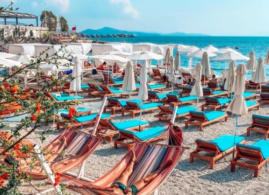 Jón tenger partján, Korfu szigettel szemben, tengerparti új építésű hotel**** 