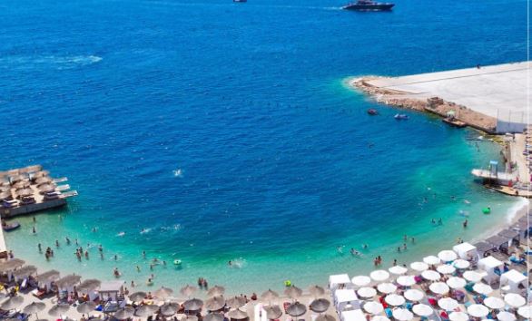 Jón tenger partján, Korfu szigettel szemben, tengerparti új építésű hotel**** 