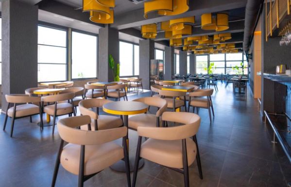 Jón tenger partján, Korfu szigettel szemben, tengerparti új építésű hotel**** 