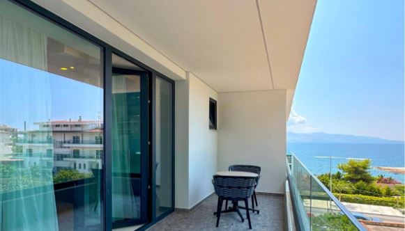 Jón tenger partján, Korfu szigettel szemben, tengerparti új építésű hotel**** 