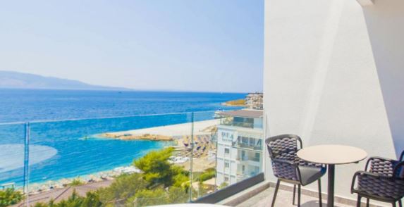 Jón tenger partján, Korfu szigettel szemben, tengerparti új építésű hotel**** 