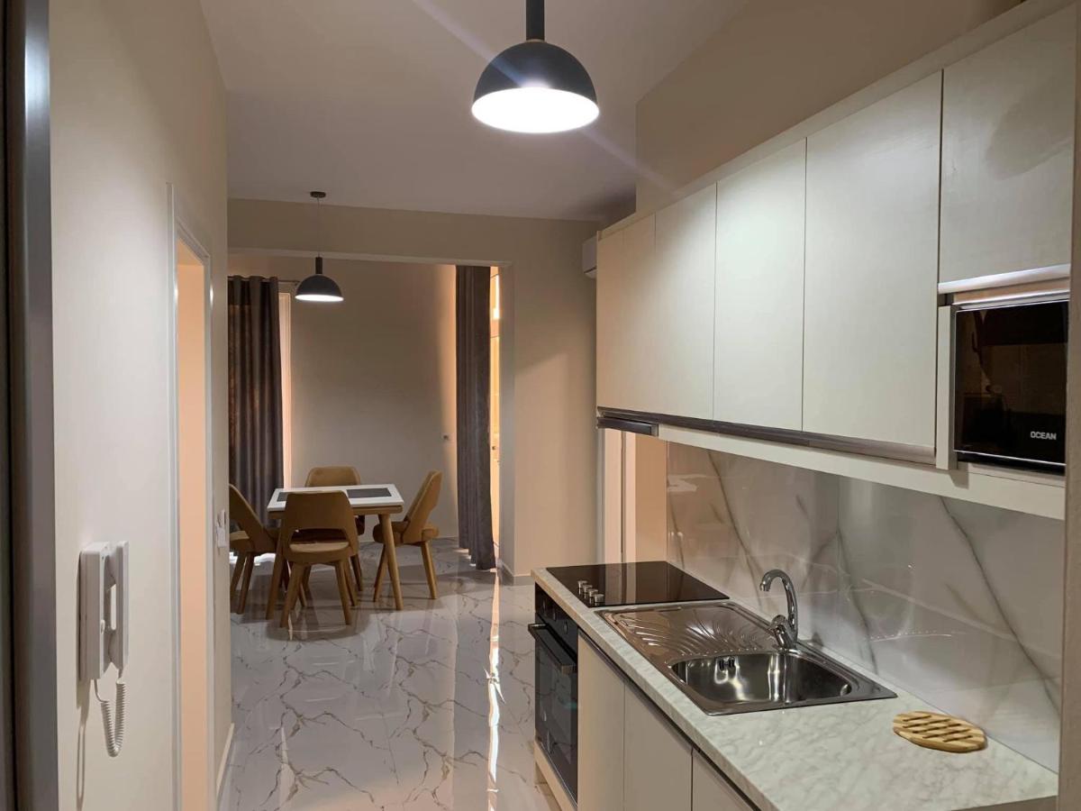 Saranda városban a napfényes Jón tenger partján, Korfu szigettel szemben, tengerparti apartman lakások egész évben kiadók.