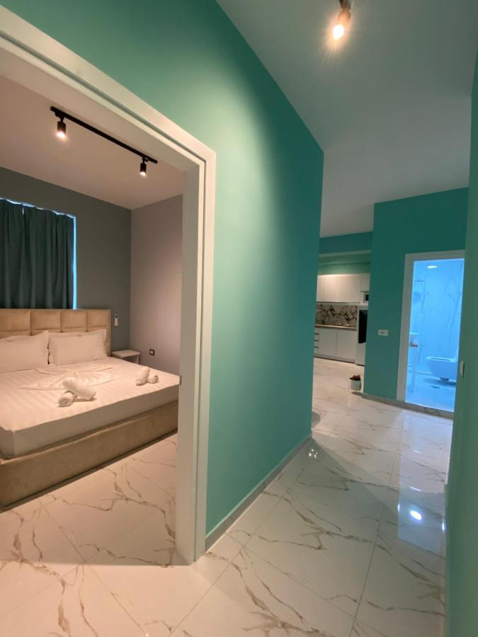 Saranda városban a napfényes Jón tenger partján, Korfu szigettel szemben, tengerparti apartman lakások egész évben kiadók.