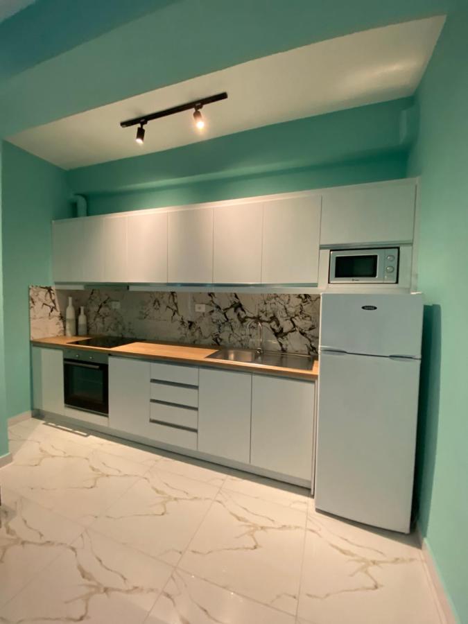 Saranda városban a napfényes Jón tenger partján, Korfu szigettel szemben, tengerparti apartman lakások egész évben kiadók.