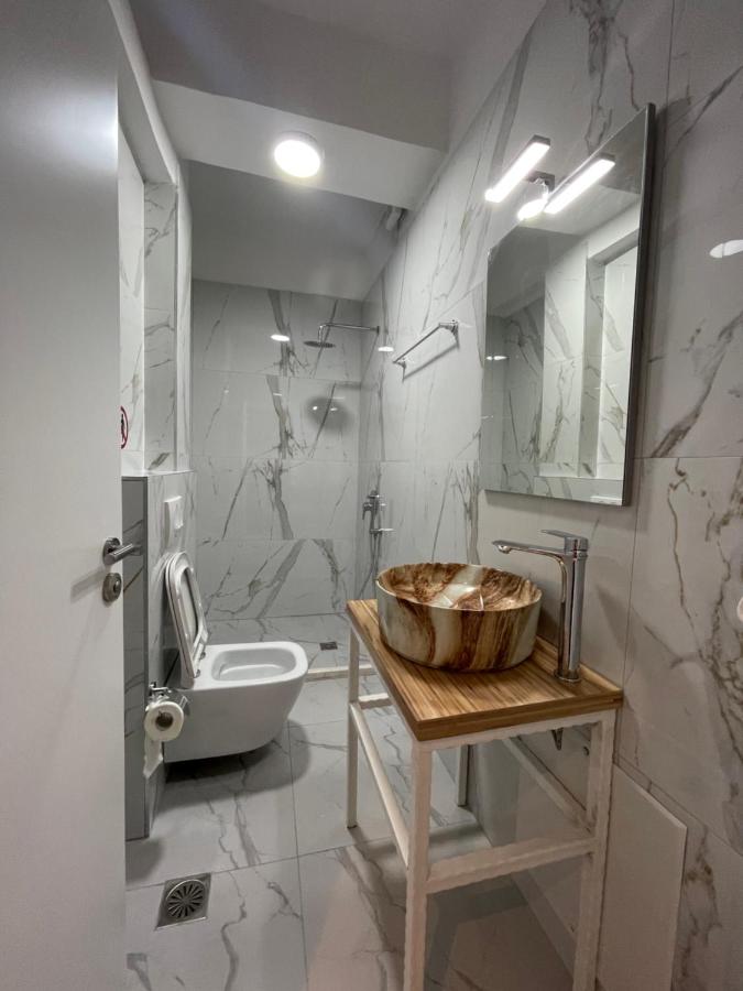 Saranda városban a napfényes Jón tenger partján, Korfu szigettel szemben, tengerparti apartman lakások egész évben kiadók.