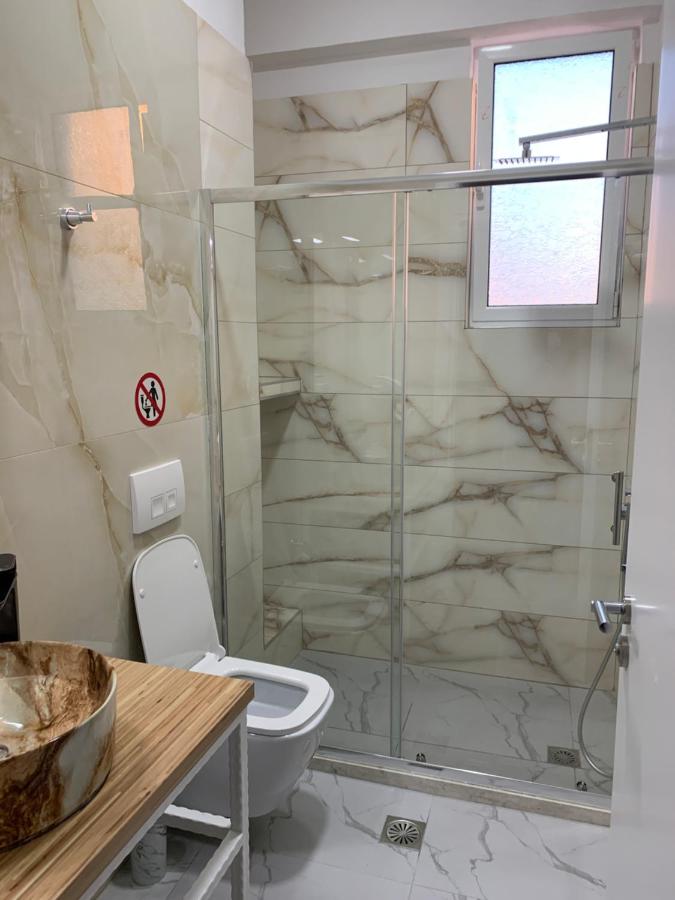 Saranda városban a napfényes Jón tenger partján, Korfu szigettel szemben, tengerparti apartman lakások egész évben kiadók.