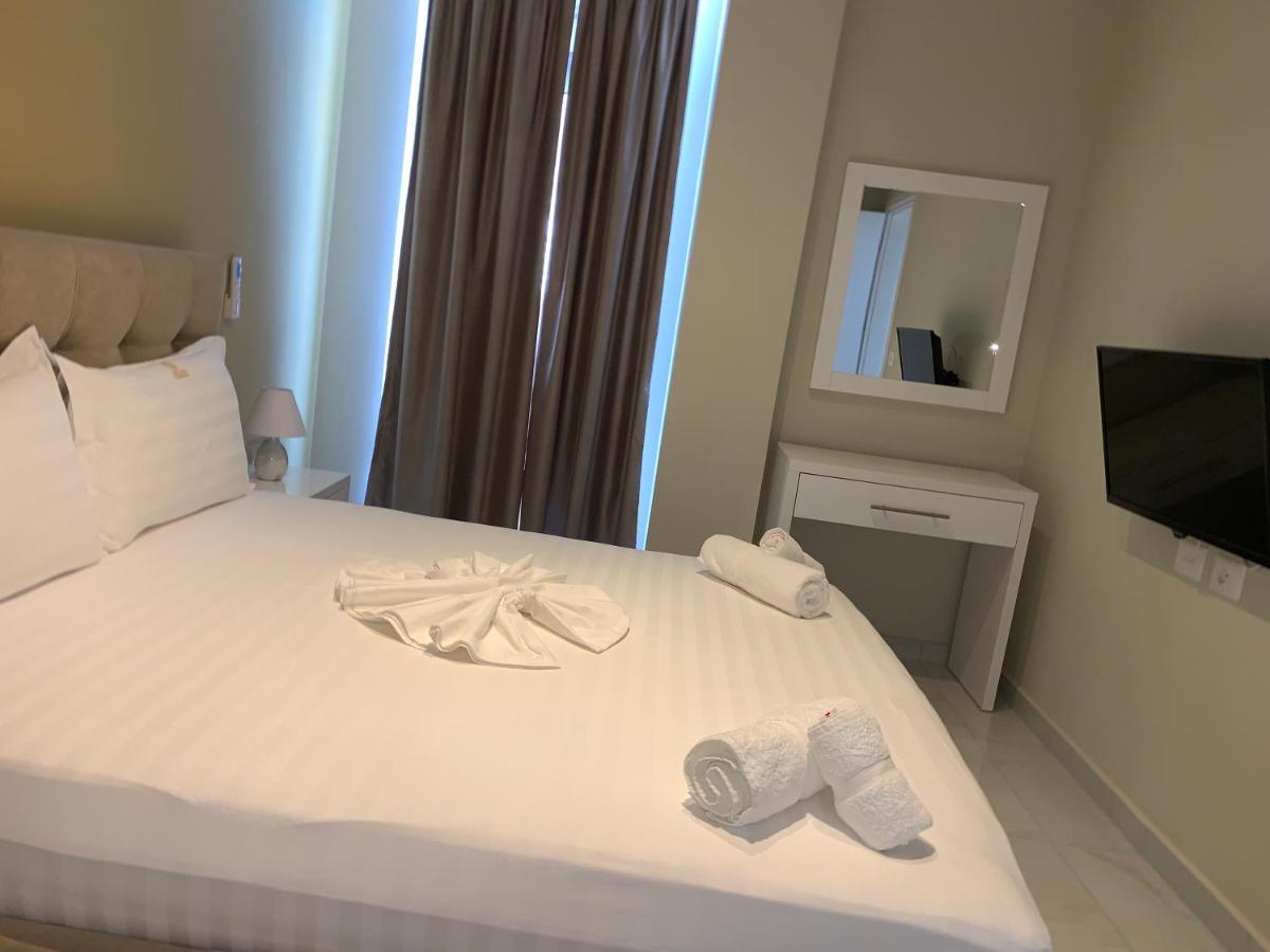 Saranda városban a napfényes Jón tenger partján, Korfu szigettel szemben, tengerparti apartman lakások egész évben kiadók.