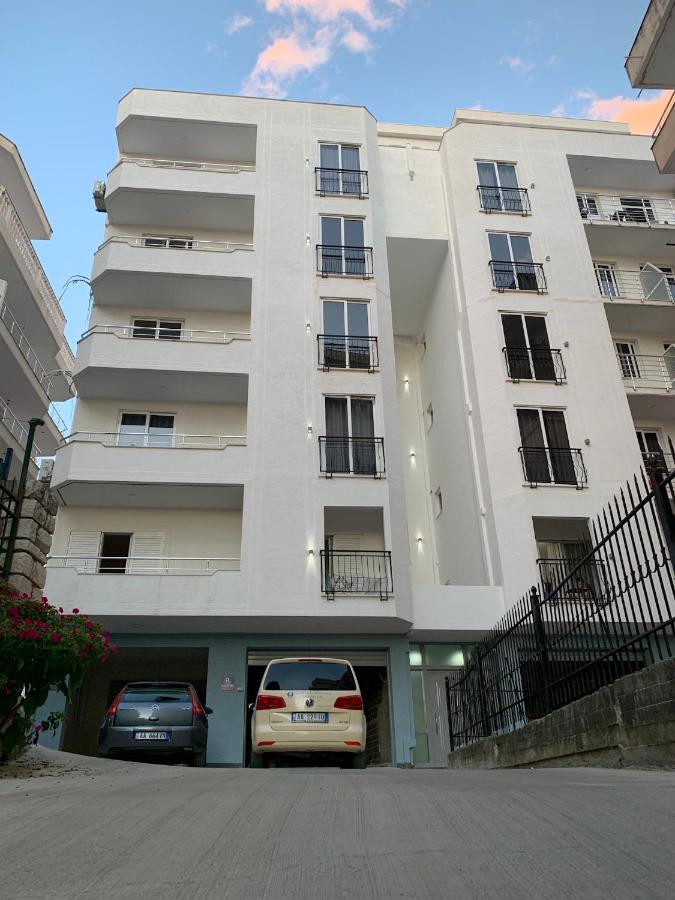 Saranda városban a napfényes Jón tenger partján, Korfu szigettel szemben, tengerparti apartman lakások egész évben kiadók.