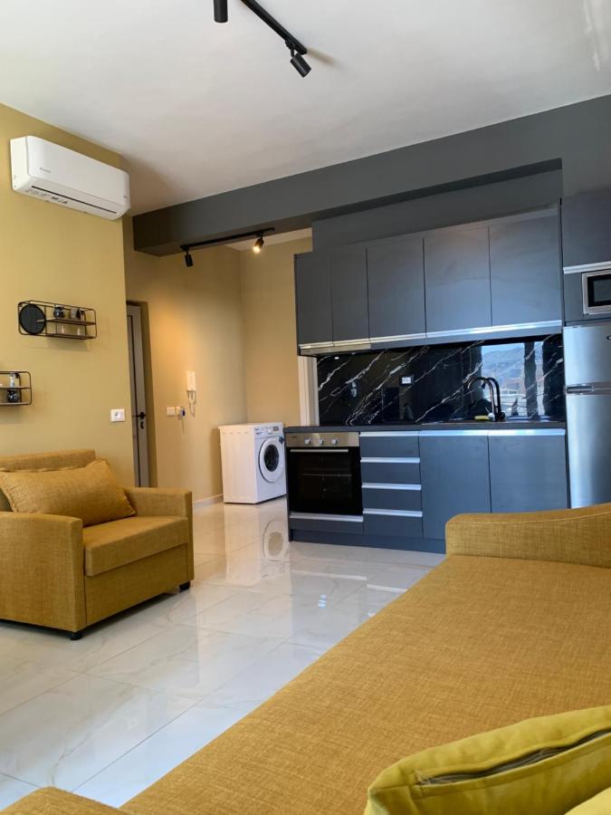 Saranda városban a napfényes Jón tenger partján, Korfu szigettel szemben, tengerparti apartman lakások egész évben kiadók.