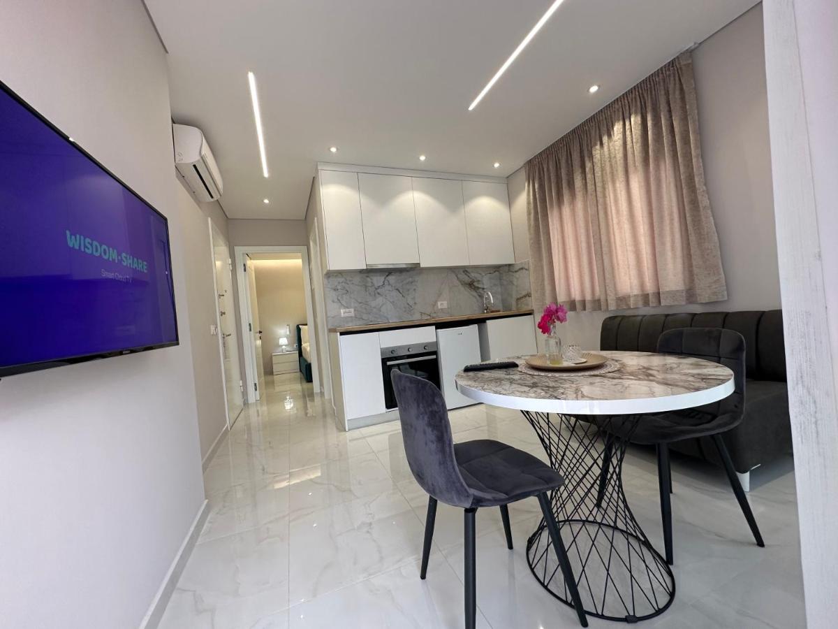 Saranda városban a napfényes Jón tenger partján, Korfu szigettel szemben, tengerparti apartman lakások egész évben kiadók.