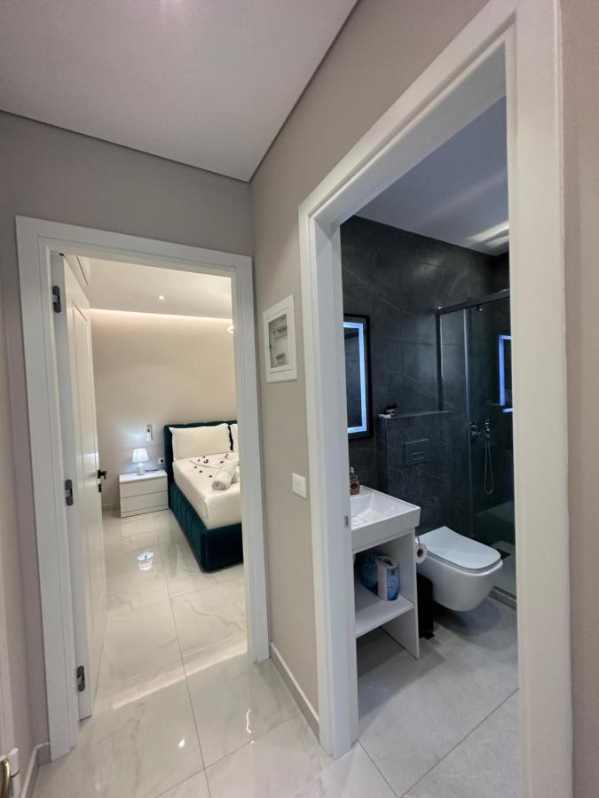 Saranda városban a napfényes Jón tenger partján, Korfu szigettel szemben, tengerparti apartman lakások egész évben kiadók.