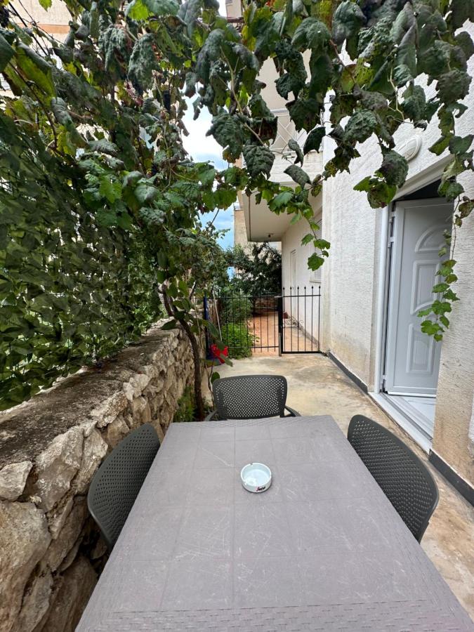 Saranda városban a napfényes Jón tenger partján, Korfu szigettel szemben, tengerparti apartman lakások egész évben kiadók.