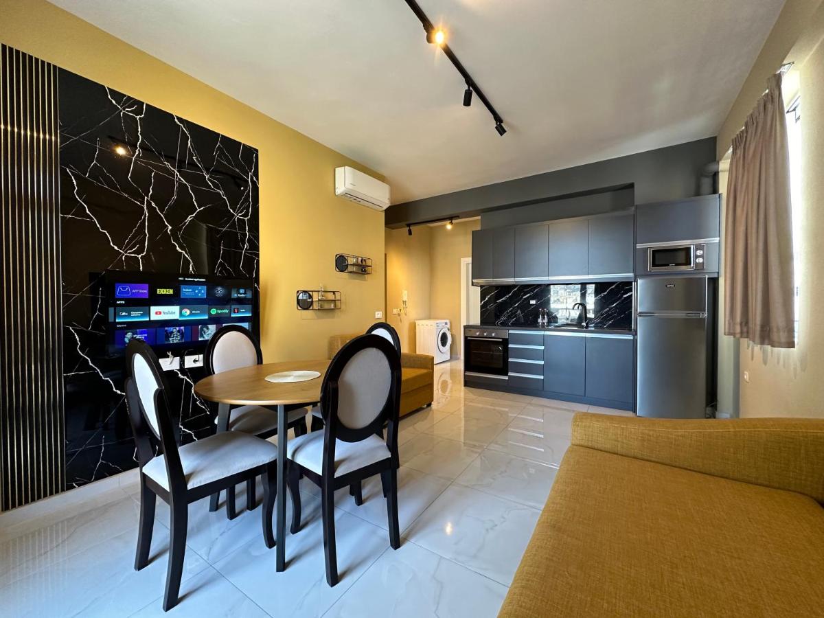 Saranda városban a napfényes Jón tenger partján, Korfu szigettel szemben, tengerparti apartman lakások egész évben kiadók.