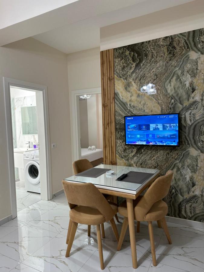 Saranda városban a napfényes Jón tenger partján, Korfu szigettel szemben, tengerparti apartman lakások egész évben kiadók.