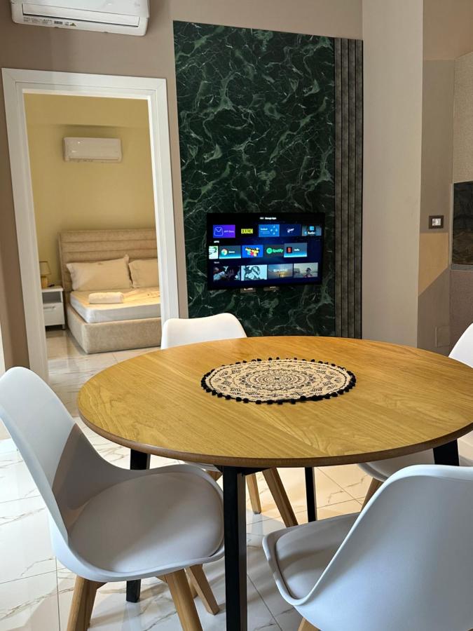 Saranda városban a napfényes Jón tenger partján, Korfu szigettel szemben, tengerparti apartman lakások egész évben kiadók.