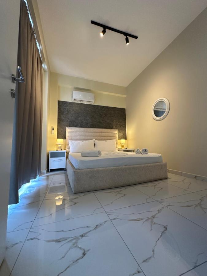 Saranda városban a napfényes Jón tenger partján, Korfu szigettel szemben, tengerparti apartman lakások egész évben kiadók.