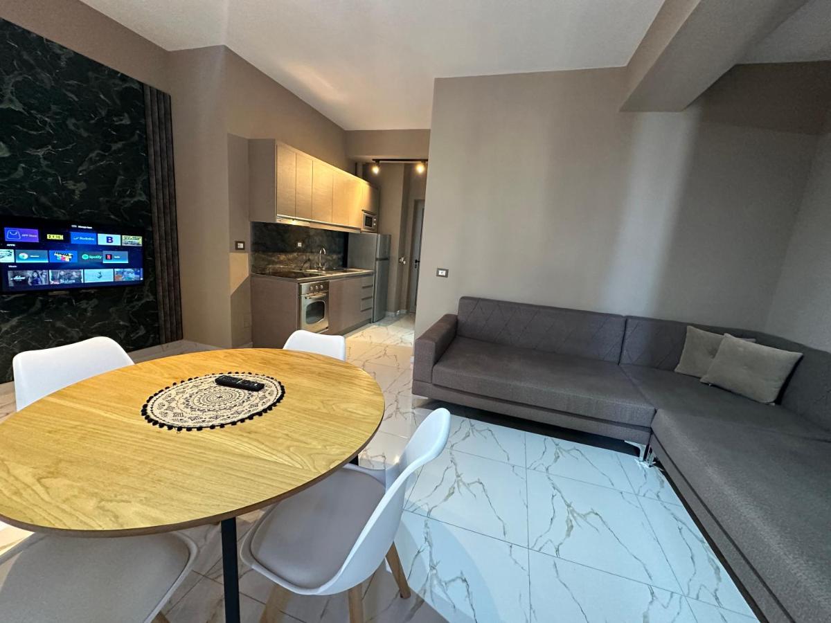 Saranda városban a napfényes Jón tenger partján, Korfu szigettel szemben, tengerparti apartman lakások egész évben kiadók.