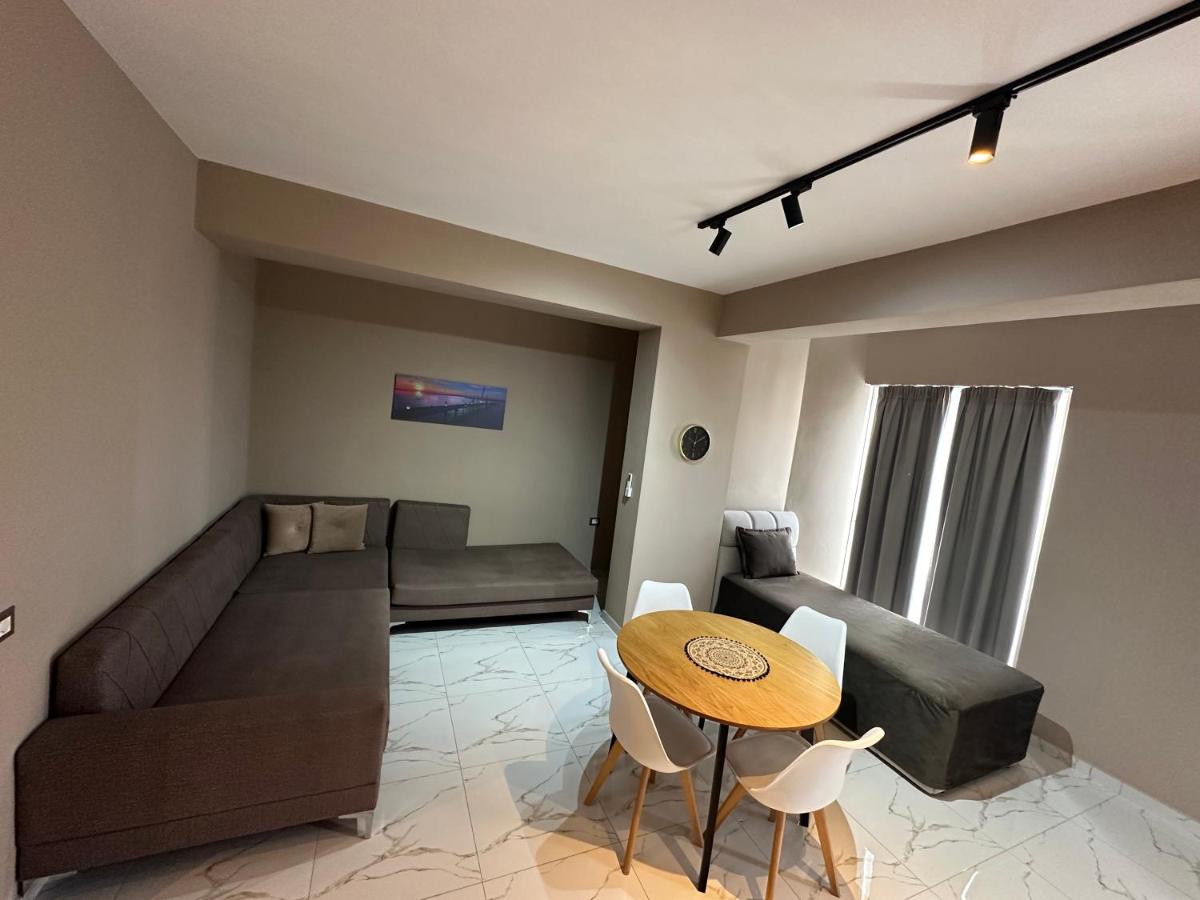 Saranda városban a napfényes Jón tenger partján, Korfu szigettel szemben, tengerparti apartman lakások egész évben kiadók.