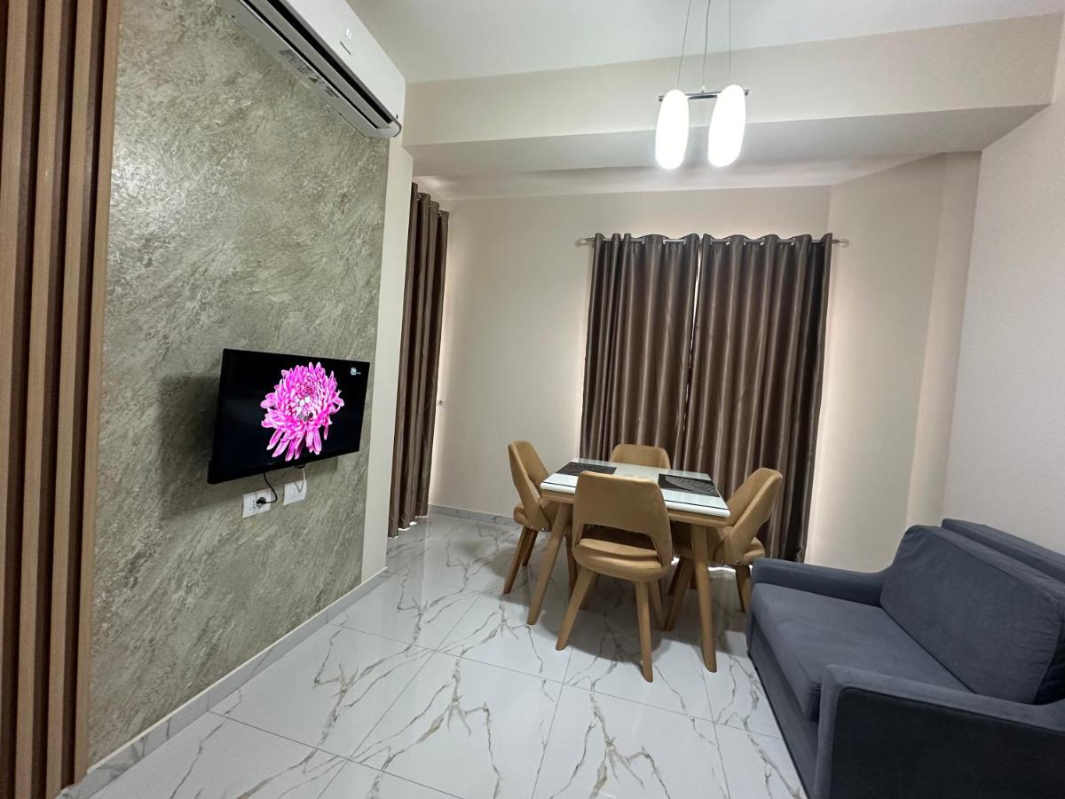 Saranda városban a napfényes Jón tenger partján, Korfu szigettel szemben, tengerparti apartman lakások egész évben kiadók.