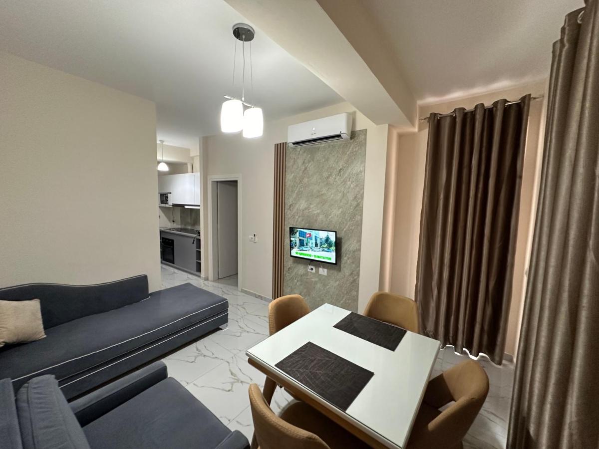 Saranda városban a napfényes Jón tenger partján, Korfu szigettel szemben, tengerparti apartman lakások egész évben kiadók.