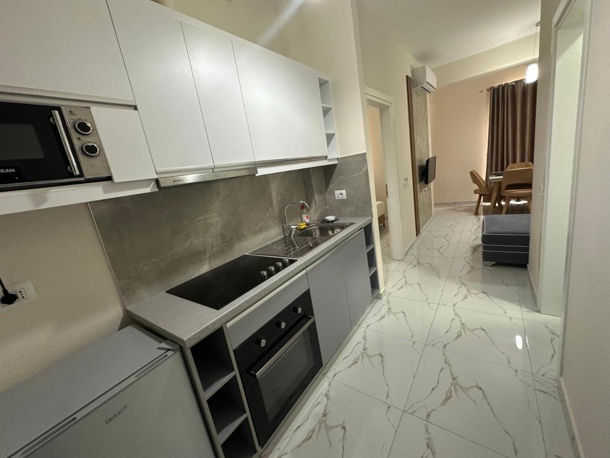 Saranda városban a napfényes Jón tenger partján, Korfu szigettel szemben, tengerparti apartman lakások egész évben kiadók.