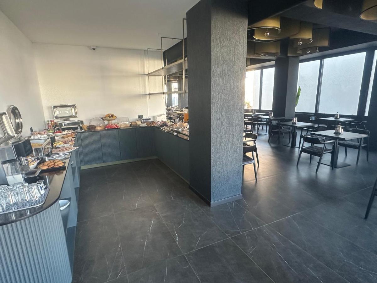 Saranda városban a napfényes Jón tenger partján, Korfu szigettel szemben, tengerparti apartman lakások egész évben kiadók.