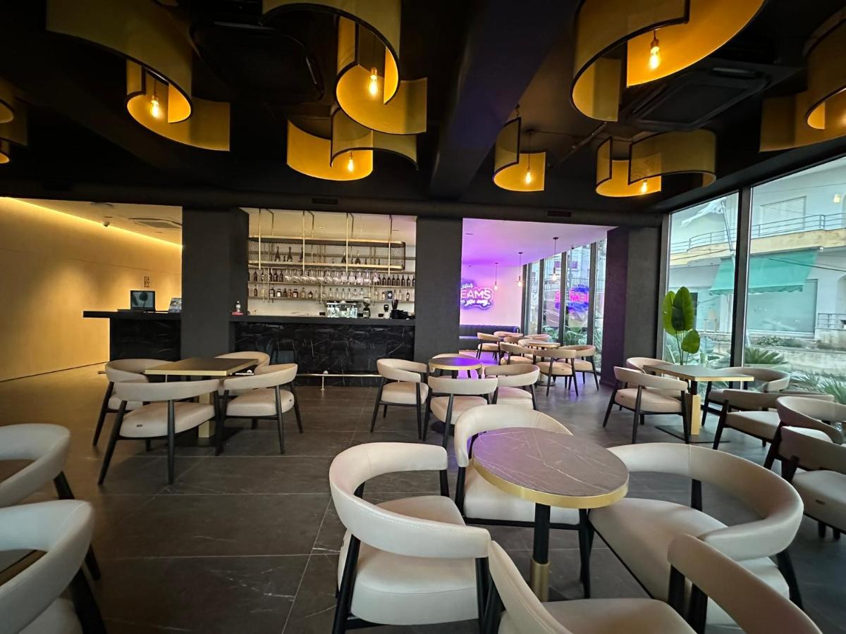 Saranda városban a napfényes Jón tenger partján, Korfu szigettel szemben, tengerparti apartman lakások egész évben kiadók.