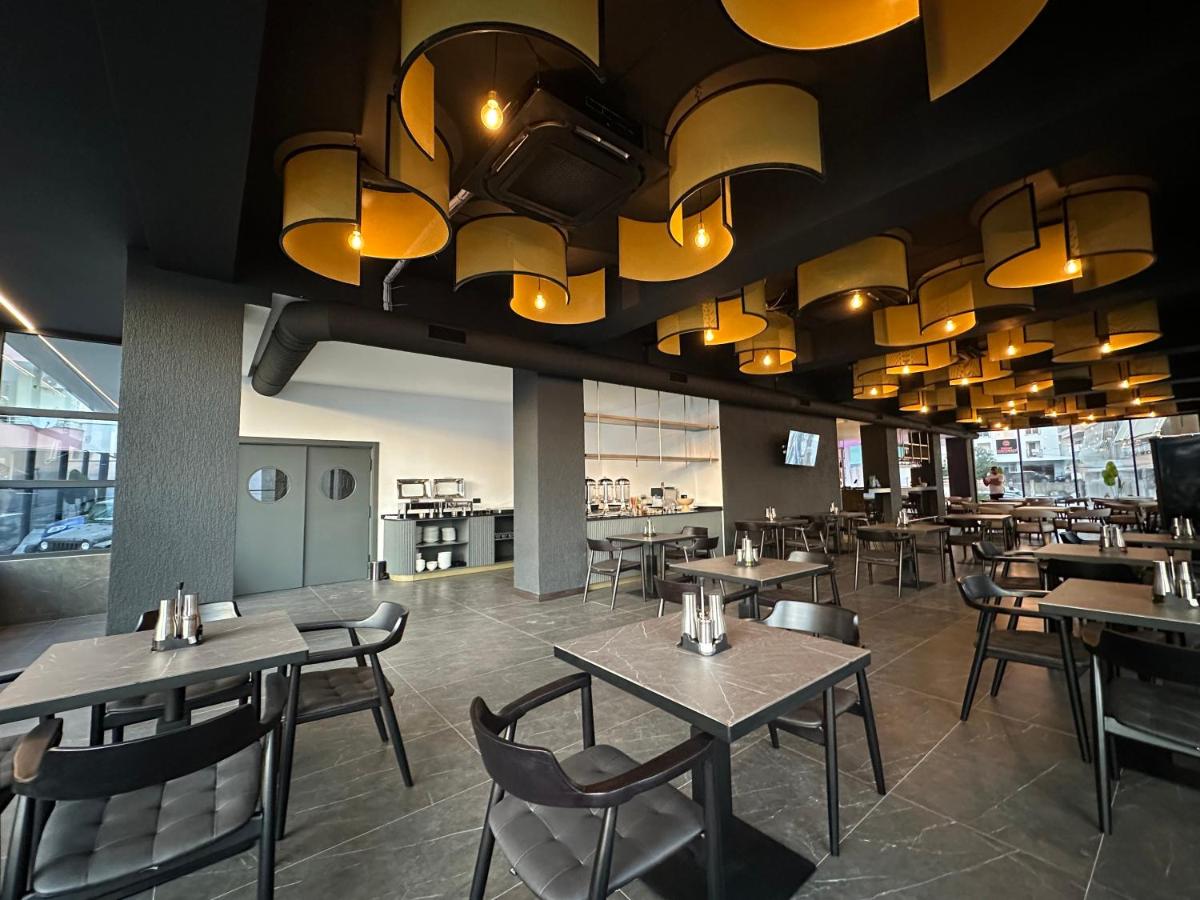 Saranda városban a napfényes Jón tenger partján, Korfu szigettel szemben, tengerparti apartman lakások egész évben kiadók.