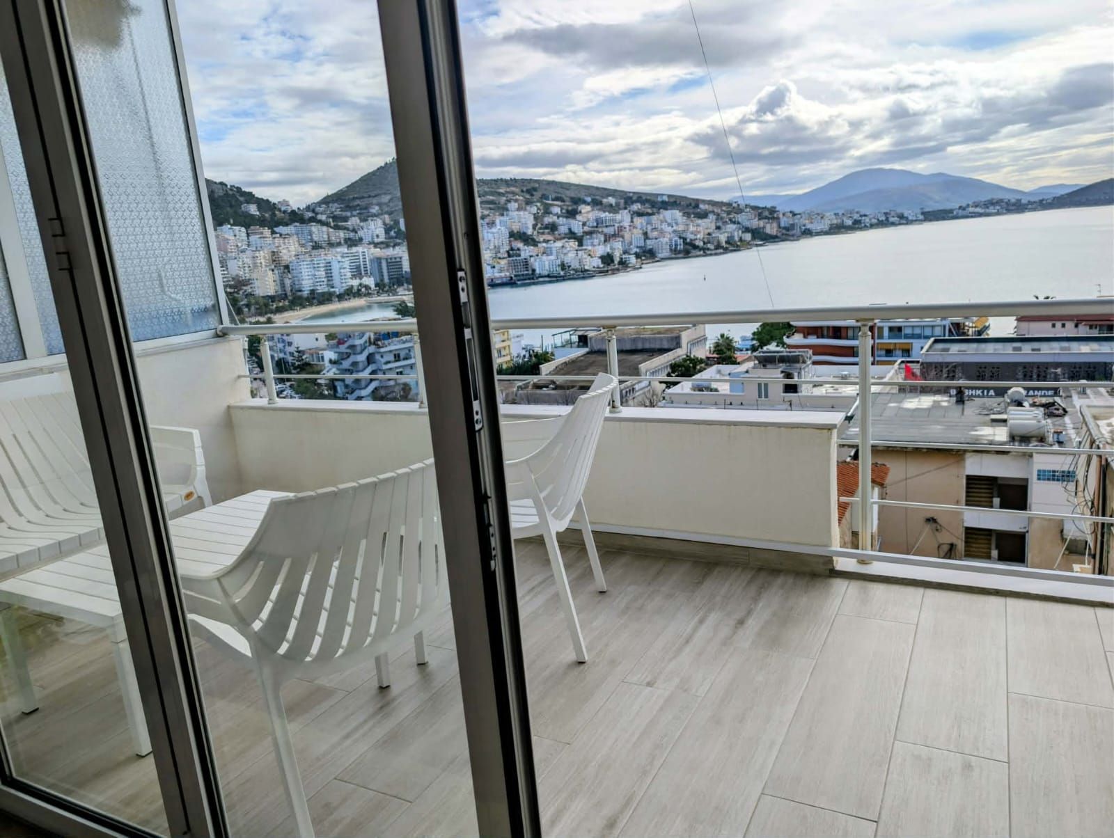 Sarandában 2+1+2 lakás eladó extrém csodás panoráma