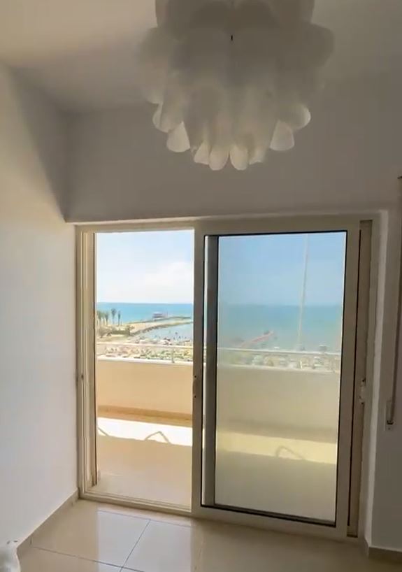 Eladó közvetlen vízparti, panorámás 1+1 lakás Durrës Iliria strandján. 65 m², Magyar ügyintézés, jogi háttér. Alban Tregu
