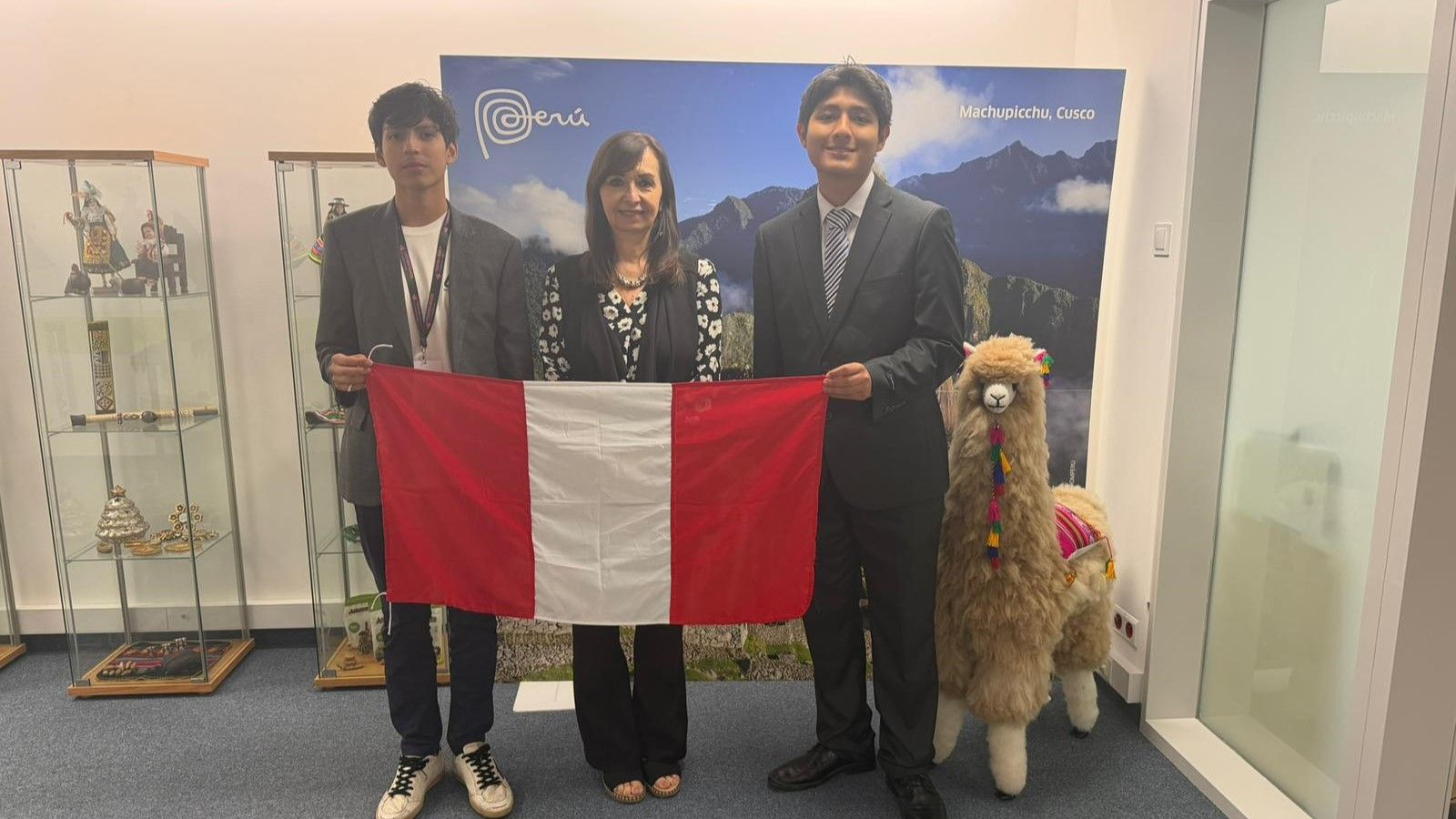 Representatives of Peru at the Olympiad in the Peruvian Embassy in Warsaw