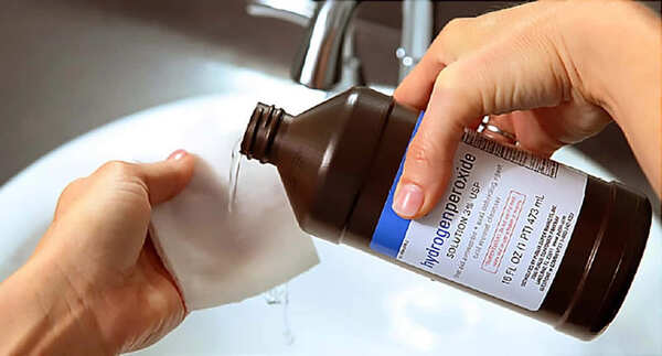 Oxy già (hydrogen peroxide) có khả năng làm sáng màu lông và tóc bằng cách phá vỡ các liên kết trong cấu trúc melanin