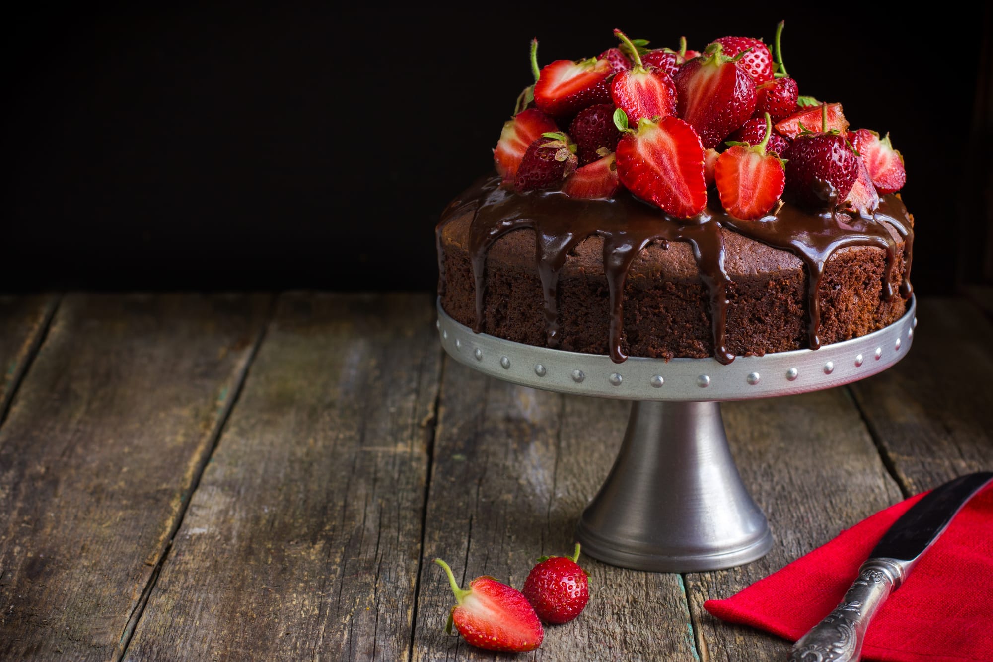 Bolo de chocolate com morangos