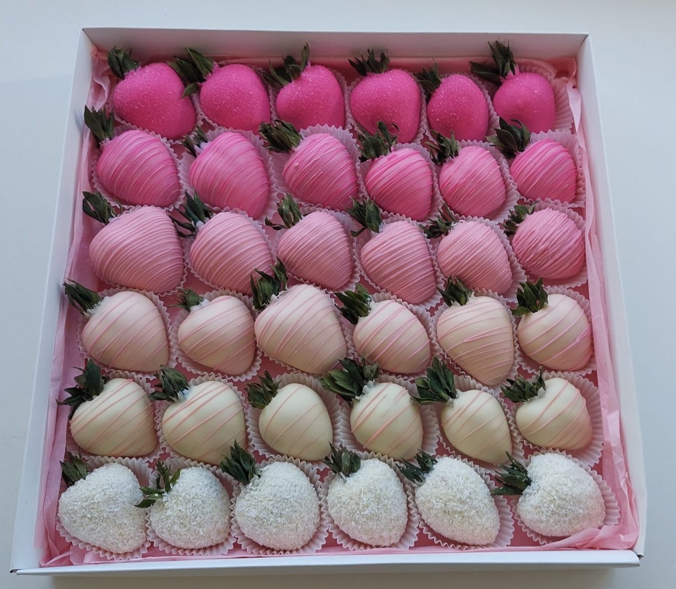 клубника в шоколаде в разной цветовой гамме