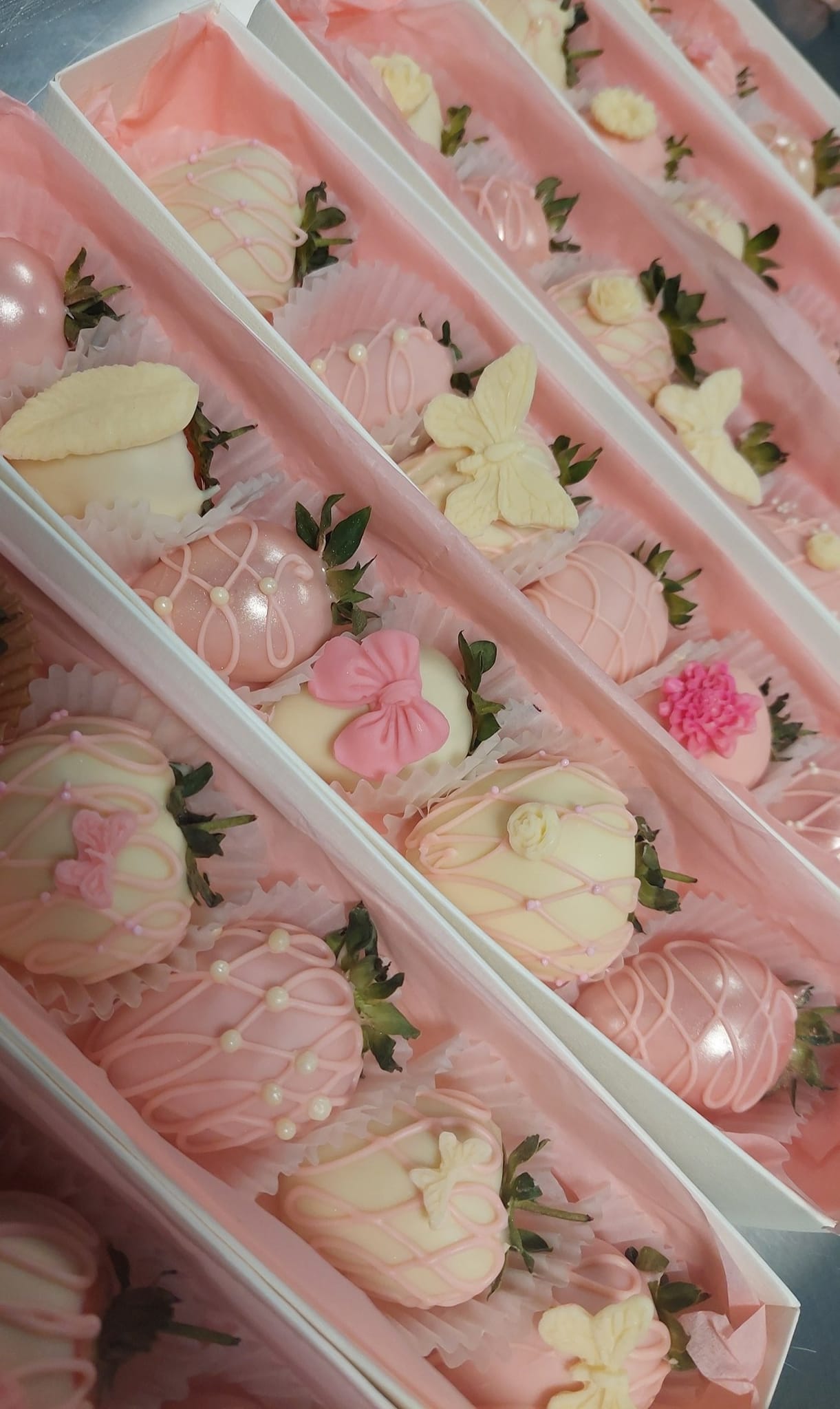 клубника в шоколаде в разной цветовой гамме