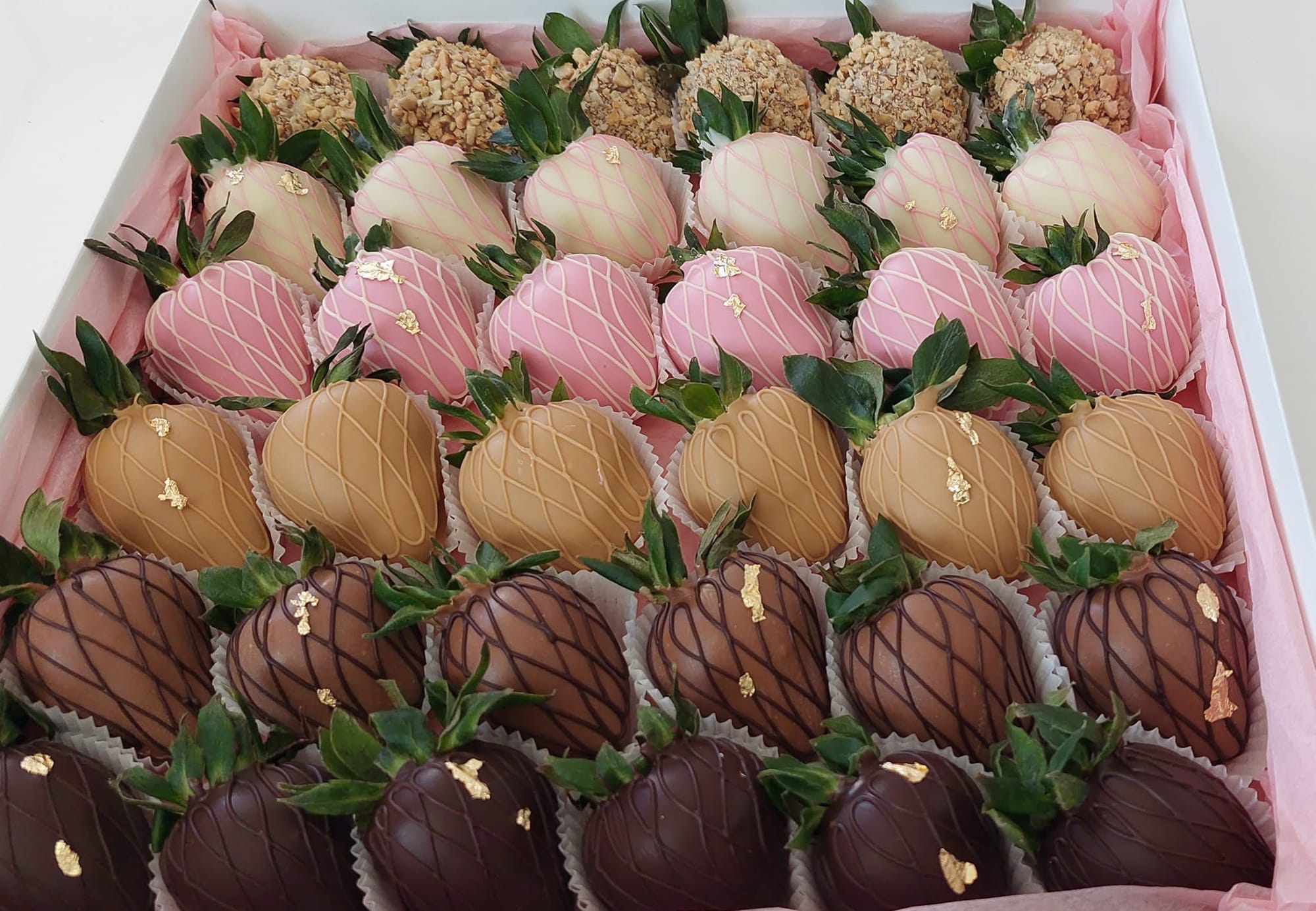 клубника в шоколаде в разной цветовой гамме