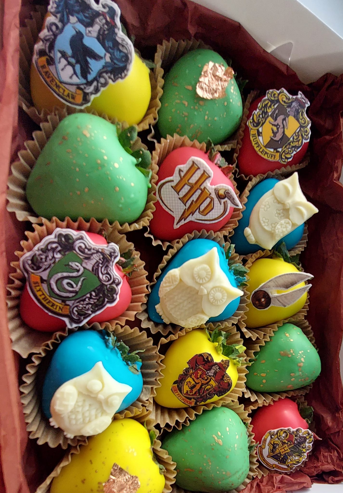 клубника в шоколаде в разной цветовой гамме