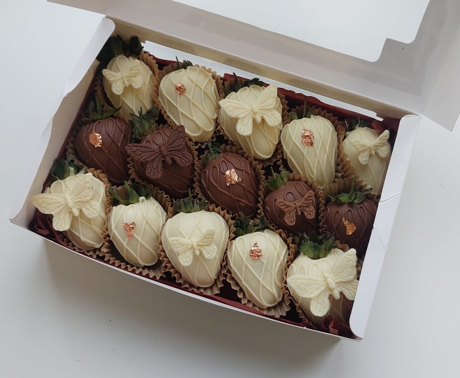 клубника в шоколаде в разной цветовой гамме