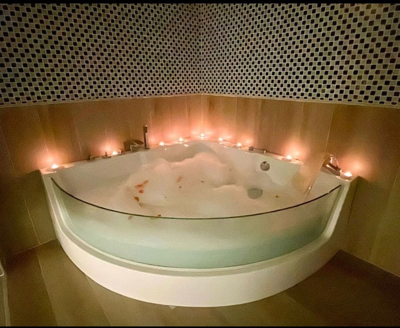 VIP Room massage and Jacuzzi with body scrub