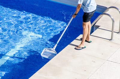 Como  limpar sua piscina da forma correta