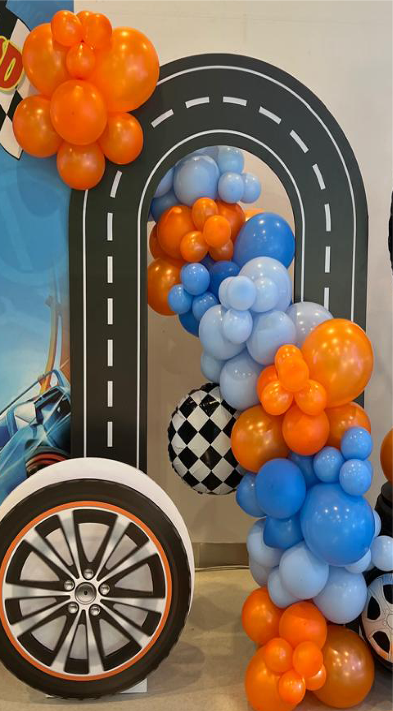 قوس بالونات مفرغ مع بالونات