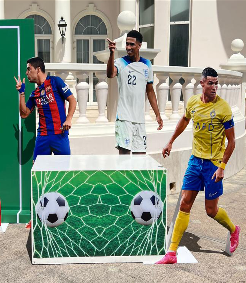 مجسم لشخصية حجم كبير