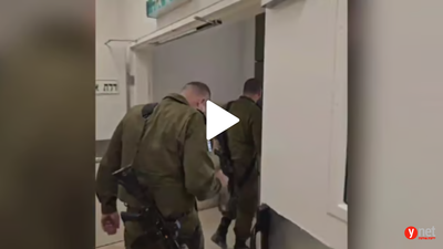 מבצע חילוץ הרואי: סגנית מפקד הטייסת נלכדה, דלתות תא הטייס נוסרו