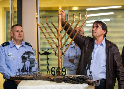 עם מפקד חיל האויר: משפחות נפגעי אסון הינשוף הדליקו נר ראשון