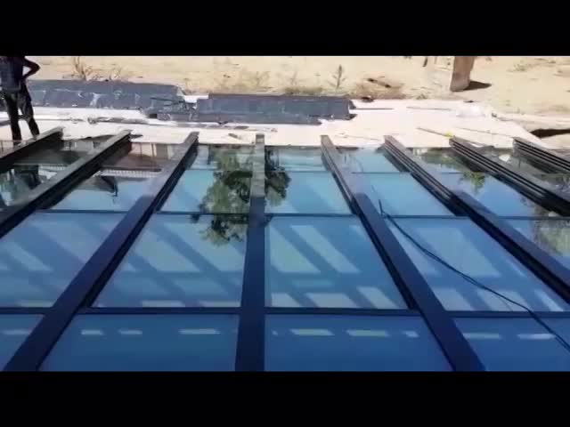 Toiture en verre rétractable