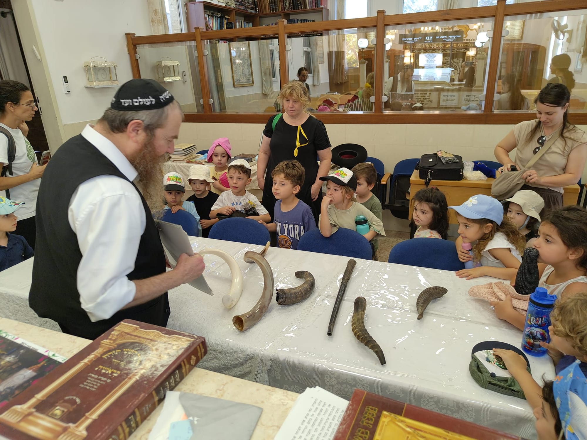 מבקרים את הרב של המושב בבית הכנסת תשפ"ו