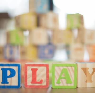 שפות: אנגלית, ערבית וספרדית