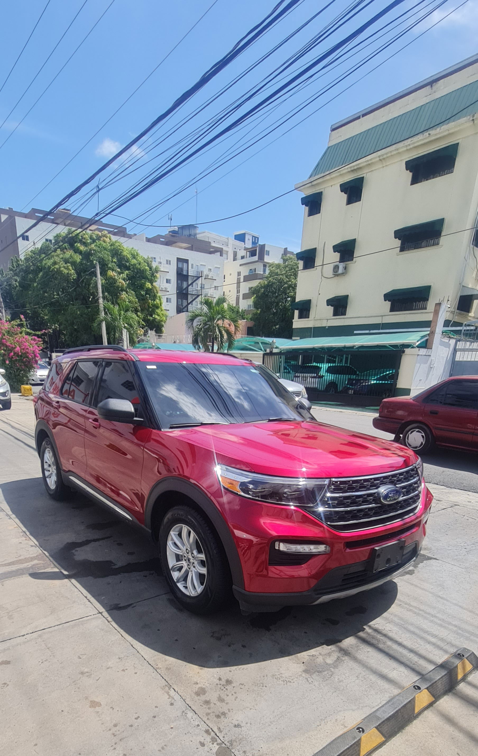 Yipeta roja Ford explore año 2022