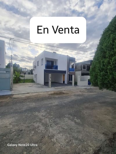 Av rep. Colombia Esquina, Autopista Duarte. Hermosa Casa 2 Niveles